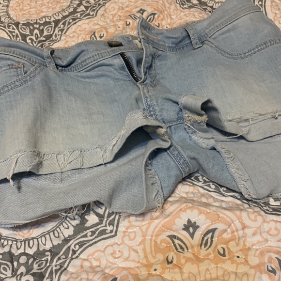 Hollister 5 jean shorts - Picture 5 of 5